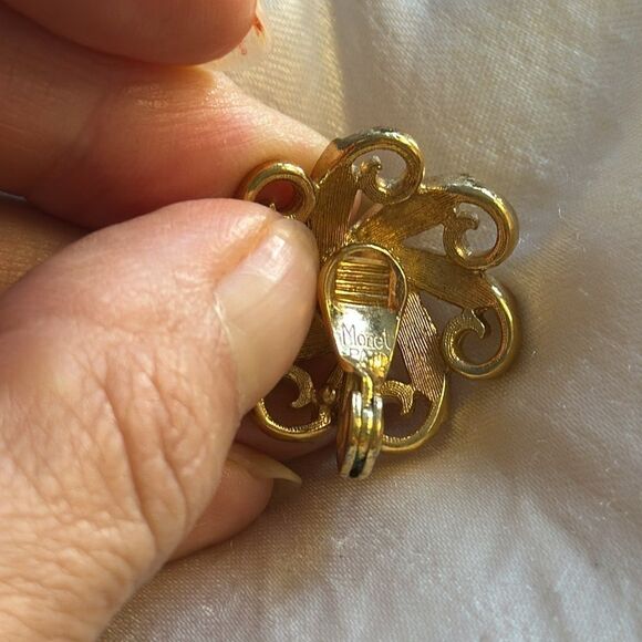 Vintage Monet shiny gold tone round filigree look clip on earrings - Picture 6 of 6